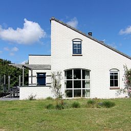 Vakantiehuis F 808 in De Cocksdorp, Texel, Waddeneilanden. Geniet van de serene omgeving en de ruime tuin van deze charmante vakantiewoning.