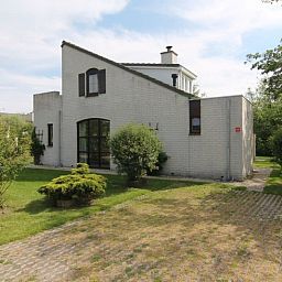 Vakantiehuis F 575 in De Cocksdorp, Texel biedt een charmante buitenruimte met groene tuin en uitnodigende natuur.