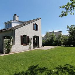 Vakantiehuis F 575 in De Cocksdorp, Texel, omgeven door een groene tuin, ideaal voor een ontspannen verblijf op de Waddeneilanden.