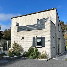 Vakantiehuis F 742 in De Cocksdorp, Texel, biedt een charmante buitenkant met moderne architectuur en een uitnodigend terras.