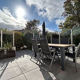 Geniet van het zonnige terras bij Vakantiehuis F 742 in De Cocksdorp, Texel. Perfecte plek om te ontspannen op de Waddeneilanden.