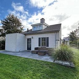 Vakantiehuis F 742 in De Cocksdorp op Texel biedt een serene tuin met terras, ideaal voor ontspanning op de Waddeneilanden.