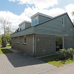 Vakantiehuis G 263 in De Cocksdorp, Texel biedt een charmant verblijf met moderne architectuur omgeven door groene natuur en rustige omgeving.