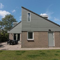 Vakantiehuis G 263 in De Cocksdorp, Texel, biedt een charmante buitenkant met terras, ideaal voor een ontspannen verblijf op de Waddeneilanden.