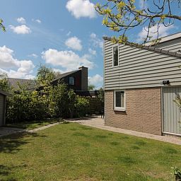 Vakantiehuis G 263 in De Cocksdorp, Texel, biedt een serene tuin en moderne architectuur, ideaal voor een ontspannen verblijf op de Waddeneilanden.