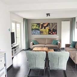 Ruime woonkamer van Vakantiehuis G 263 in De Cocksdorp, Texel. Comfortabele zitruimte met moderne inrichting en veel natuurlijk licht.