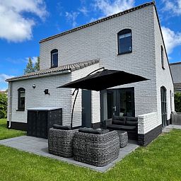 Vakantiehuis E 545 in De Cocksdorp, Texel, met zonnig terras en moderne buitenruimte op de Waddeneilanden.