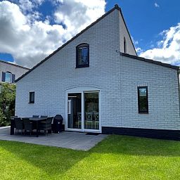 Geniet van de ruime tuin en het zonnige terras van Vakantiehuis E 545 in De Cocksdorp, Texel, ideaal voor een ontspannen verblijf op de Waddeneilanden.