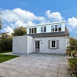 Das Ferienhaus F 682 in De Cocksdorp, Texel, bietet eine charmante Unterkunft mit einer grossen Terrasse inmitten der Natur auf den Watteninseln.
