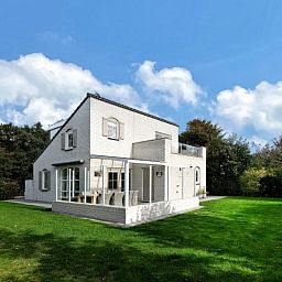 Das Ferienhaus F 682 in De Cocksdorp auf Texel bietet einen grossen Garten und moderne Architektur fuer einen erholsamen Aufenthalt auf den Watteninseln.
