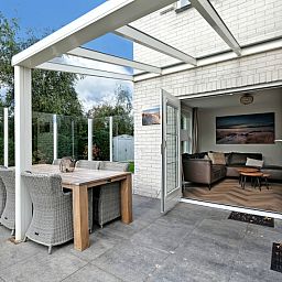 Geniessen Sie die sonnige Veranda des Ferienhauses F 682 in De Cocksdorp, Texel, mit herrlichem Blick auf die Natur der Watteninseln.