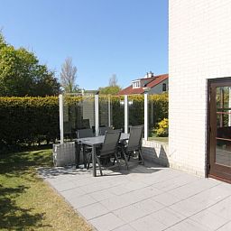 Geniet van het zonnige terras bij Vakantiehuis E 407 in De Cocksdorp, Texel. Ontspan in de rustige omgeving van de Waddeneilanden.