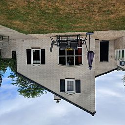 Vakantiehuis E 539 in De Cocksdorp, Texel, met een uitnodigend terras en groene omgeving op de Waddeneilanden.