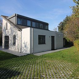 Das Ferienhaus F 775 in De Cocksdorp, Texel, bietet einen ruhigen Aussenbereich inmitten der Natur auf den Watteninseln.