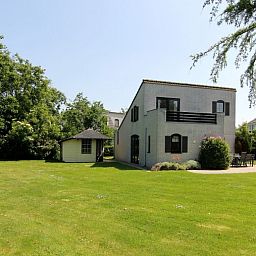 Das Ferienhaus F 775 in De Cocksdorp, Texel, bietet eine grosse Terrasse und einen gruenen Garten fuer einen erholsamen Aufenthalt auf den Watteninseln.