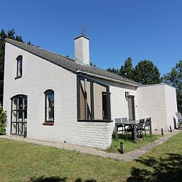 Das Ferienhaus F 567 in De Cocksdorp, Texel, bietet rustikalen Charme mit einer sonnigen Terrasse und gruener Umgebung auf den Watteninseln.