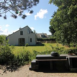 Das Ferienhaus F 567 in De Cocksdorp, Texel, bietet einen ruhigen Garten mit Blick auf die gruene Landschaft der Watteninseln.