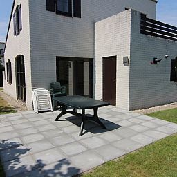 Vakantiehuis E 571 in De Cocksdorp, Texel met een ruim terras en groene tuin, ideaal voor een ontspannen verblijf op de Waddeneilanden.