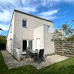 Geniet van de rust op het terras van Vakantiehuis F 647 in De Cocksdorp, Texel, omringd door de prachtige natuur van de Waddeneilanden.