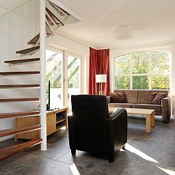 Gezellige woonkamer van Vakantiehuis F 647 in De Cocksdorp, Texel met moderne inrichting en uitzicht op de natuur van de Waddeneilanden.