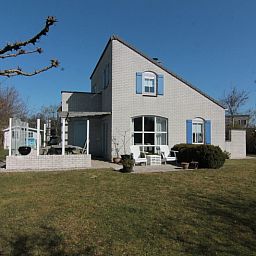 Vakantiehuis F 691 in De Cocksdorp, Texel, biedt een ruime tuin en zonnig terras voor een ontspannen verblijf op de Waddeneilanden.