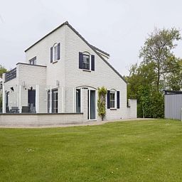 Vakantiehuis F 782 in De Cocksdorp, Texel, biedt een ruime tuin en moderne architectuur voor een ontspannen verblijf op de Waddeneilanden.