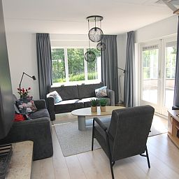 Gezellige woonkamer van Vakantiehuis F 782 in De Cocksdorp, Texel, met ruime zithoek en veel natuurlijk licht.