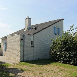 Das Ferienhaus F 675 in De Cocksdorp, Texel, bietet einen charmanten Aufenthalt auf den Watteninseln mit einem schoenen Aussenbereich und einer gruenen Umgebung.