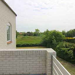 Geniessen Sie die gruene Aussicht vom Balkon des Ferienhauses F 675 in De Cocksdorp, Texel, einem idealen Ferienhaus auf den Watteninseln.