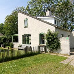 Das Ferienhaus F 789 in De Cocksdorp, Texel, bietet eine charmante Unterkunft im Freien mit einer Terrasse und gruener Umgebung auf den Watteninseln.