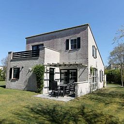 Vakantiehuis F 604 in De Cocksdorp, Texel, biedt een ruime tuin en terras voor een ontspannen verblijf op de Waddeneilanden.