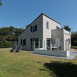 Vakantiehuis F 686 in De Cocksdorp, Texel met zonnig terras en groene tuin, ideaal voor ontspannen verblijf op de Waddeneilanden.