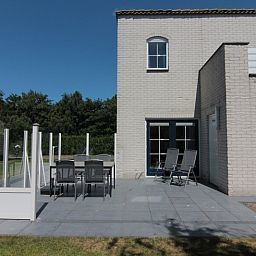 Geniet van het zonnige terras bij Vakantiehuis F 686 in De Cocksdorp, Texel, met comfortabele zitmogelijkheden en uitzicht op de natuur.
