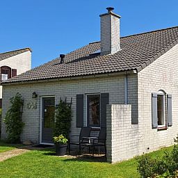 Vakantiehuis E 646 in De Cocksdorp, Texel, biedt een charmant verblijf met een zonnig terras en groene omgeving op de Waddeneilanden.