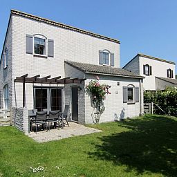 Vakantiehuis E 646 in De Cocksdorp, Texel met zonnig terras en groene tuin, perfect voor een ontspannen verblijf op de Waddeneilanden.