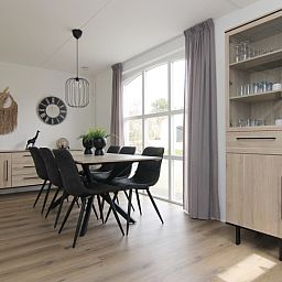 Stijlvolle eetkamer van Vakantiehuis E 507 in De Cocksdorp, Texel met ruime eettafel en veel natuurlijk licht.