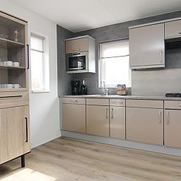 Moderne keuken in Vakantiehuis E 507, De Cocksdorp, Texel. Geniet van comfort en functionaliteit in deze ruime vakantiewoning op de Waddeneilanden.