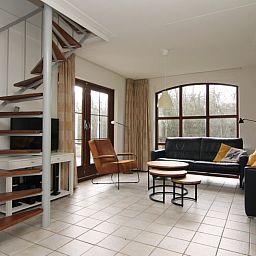 Lichte woonkamer van Vakantiehuis F 625 in De Cocksdorp, Texel met moderne inrichting en uitzicht op de natuur van de Waddeneilanden.