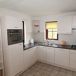 Moderne keuken in Vakantiehuis F 625, De Cocksdorp, Texel. Ruime binnenruimte met lichte inrichting en complete voorzieningen voor een comfortabel verblijf.