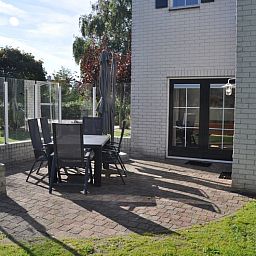 Geniessen Sie die sonnige Terrasse des Ferienhauses F 778 in De Cocksdorp, Texel. Ein idealer Ort zum Entspannen auf den Watteninseln.