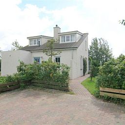 Vacation home F 681 in De Cocksdorp, Texel, surrounded by green nature and an inviting terrace, ideal for a relaxing stay on the Wadden Islands.