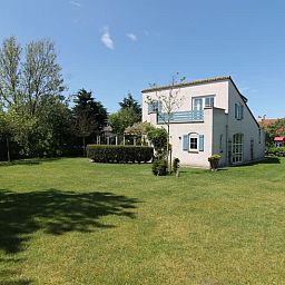Vacation home F 681 in De Cocksdorp, Texel with spacious garden and green surroundings on the Wadden Islands, ideal for a relaxing stay.
