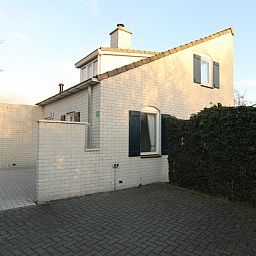 Vakantiehuis F 759 in De Cocksdorp, Texel biedt een charmante buitenkant met zonnig terras en groene omgeving op de Waddeneilanden.