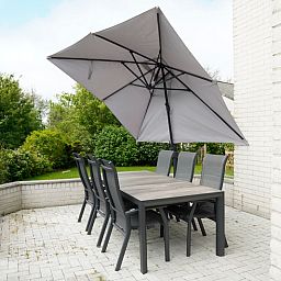 Geniet van de serene tuin en het ruime terras bij Vakantiehuis F 759 in De Cocksdorp, Texel, ideaal voor ontspannen buitenmaaltijden.