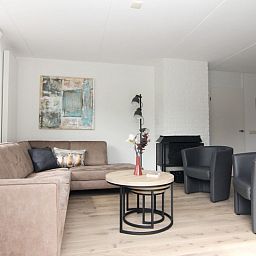 Gezellige woonkamer van Vakantiehuis F 759 in De Cocksdorp, Texel. Comfortabele zithoek met moderne inrichting op de Waddeneilanden.