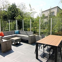 Geniessen Sie die grosszuegige Terrassenumgebung des Ferienhauses F 561 in De Cocksdorp, Texel. Perfekt fuer Entspannung inmitten der Natur der Watteninseln.
