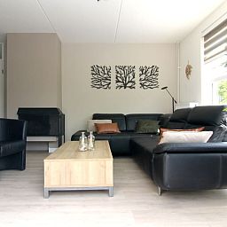 Gemuetliches Wohnzimmer im Ferienhaus F 561, De Cocksdorp, Texel. Gemuetliche Sitzecke mit moderner Einrichtung auf den Watteninseln.