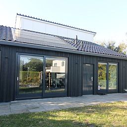 Vacation home E 525 in De Cocksdorp, Texel, offers a modern outdoor space with terrace and green surroundings on the Wadden Islands.