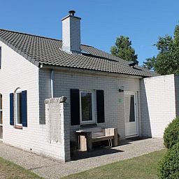 Das Ferienhaus F 713 in De Cocksdorp auf Texel bietet eine charmante Unterkunft im Freien mit einer sonnigen Terrasse und gruener Umgebung auf den Watteninseln.
