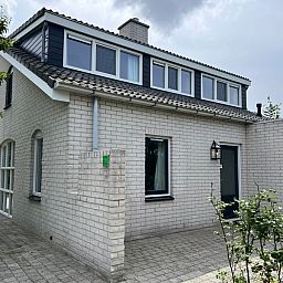 Vakantiehuis F 765 in De Cocksdorp, Texel, biedt een charmant verblijf met moderne architectuur en een rustige omgeving op de Waddeneilanden.
